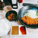 牛かつ おか田 - ★★★牛カツレツ 1400円 ほぼ生肉を薄い衣で覆ってるだけ。噛みきりにくいし、ソースは醤油とゴマドレしかないので非常に食べづらい。