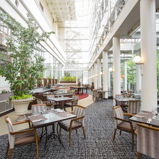 レストラン「アマデウス」は3フロア吹き抜けのアトリウム空間