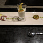 時の宿 すみれ - 米沢牛シマ腸のブルギニオンカナッペ　コンソメジュレと秘伝豆のクレーマ　牛スネ肉のコンビーフ