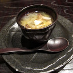 時の宿 すみれ - 米沢牛外バラベーコンのスープ　松茸とそばの実入り