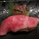 時の宿 すみれ - 米沢牛大トロの握りとテールの胡瓜軍艦