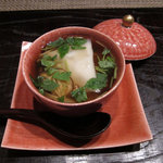 時の宿 すみれ - 米沢牛肩三角のワンタン入り　キノコの牛骨スープ茶漬け