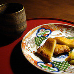 Komemachi Kurabu - 炙ったさつま揚げをあてに芋焼酎のお湯割