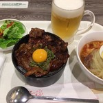 Pyompyonsha ommakicchin - はみだし豚丼とミニ冷麺セット＋ビール