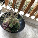 一心鮨 光洋 - 玄関床に置かれた草花。