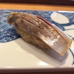 一心鮨 光洋 - 活き鰺の締め。ネタとシャリの間に生姜と葱でちょっとニンニクの風味。