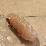 一心鮨 光洋 - 真鯛。皮目を残した真鯛は歯応えも良くさっぱりと。
