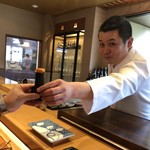 一心鮨 光洋 - どや顔がキマッテいる。馬糞雲丹の手巻き。
      