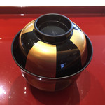 一心鮨 光洋 - 赤出汁の器も綺麗。見どころ満載。