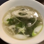 炙り家 ふじ仙 - このシンプルなワカメとねぎのスープがまた美味しい！