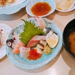 Kokomo - お刺身盛り合わせ 左のお寿司は馬肉。