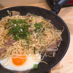 焼きつけ麺 ふじ☆もと ブラザーズ - フライパン全体