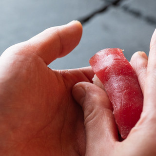 未来の寿司職人が一貫ずつ丁寧に心をこめて握っています！