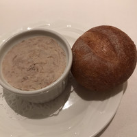 オオハラ エ シーアイイー - ６８００円のランチコース。焼きたてパンとリエット。表面がパリッとしたパンは、中はふっくらして、リエットに負けない力強さがありました（╹◡╹）
                    ※写メ用に並べましたが、盛り付けは別です