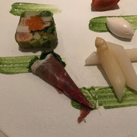 オオハラ エ シーアイイー - ６８００円のランチコース。季節野菜とサーモンのテリーヌ 菜の花風味。
                    私はとても気に入りました（╹◡╹）
                    テリーヌ以外の、生ハムで包まれた菜の花、ホワイトアスパラ、全部、美味しかったです（╹◡╹）