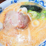 味の華龍 - 味噌ラーメン　８００円（税込）のスープのアップ【２０１９年３月】