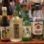 京の韓国家庭料理 ハムケ - カウンター前に並ぶ酒瓶