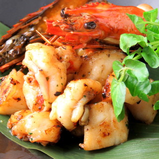 木曜日限定魚介コース 鯛カルパッチョ エビとホタテの香草バター焼き 鮑の肝バター焼き 鯛ソテー その他6品です 3名以上ご予約の場合は ロスヴァスコス ソービニヨン ブラン をサービス 鉄板バル禅 藤崎宮前 ダイニングバー 食べログ