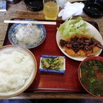 セブン - 味噌かつ定食800円。引いたアングルでは特に何も…