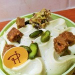 PIERRE HERMÉ PARIS - トップのロシェはキャラメリゼしたピスタチオと塩気の効いたチョコがマッチ、ピスタチオのサブレも香ばしい！