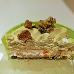 PIERRE HERMÉ PARIS - まったりクリーミーだけどピスタチオ感低めのクリーム、淡い口溶けのリコッタチーズのムース、ピスタチオ香るビスキュイやサブレが上品