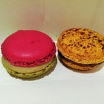 PIERRE HERMÉ PARIS - マカロンSignatureは1つ2.5ユーロ、左はピスタチオとフランボワーズのMONTEBELLO、右はパッションフルーツとミルクチョコのMOGADOR