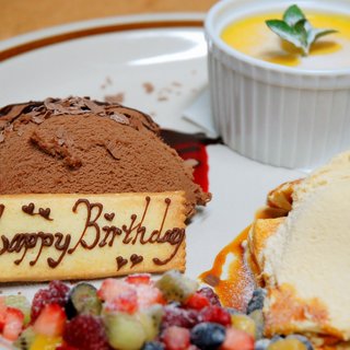 誕生日や記念日のお祝いにスウィーツ盛り合わせ