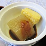 料理旅館 かとう - とう吉弁当 900円（税込）の 煮物 と だし巻き卵。　　　　　2019.03.02