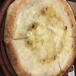 PASTA&PIZZA サルヴァトーレ クオモ - 4種チーズのピッツァ 900円