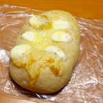 marond - 九十九里の塩チーズ（￥173）。クリームチーズととろけるチーズの二段構え