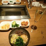 焼肉うしごろ - ナムルもキムチも美味しいです。