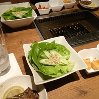 焼肉うしごろ 西麻布本店 - サラダも食べないとね(*^^*)