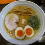麺王道 勝 - 見た目にも美しい味玉ラーメン