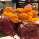 肉×さかな×日本酒 照 - 馬のうにく寿司 2貫