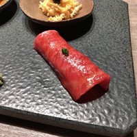 USHIGORO S. GINZA - 牛刺し4種： 『田村牛ザブトンと赤酢シャリのタレ握り あたりネギを添えて』、『 白センマイの卵黄カラスミソース和え  ホワイトアスパラのアッシェ ベルーガのキャビアと生カラスミ』、 『フィレミニョンのお刺身 北海道根室産バフンウニ添え』、『イチボのユッケ 奈良漬けと実山椒、バルサミコ添え』