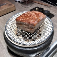 USHIGORO S. GINZA - 厳選部位のステーキ：川岸さんのサーロインを炭火、醤油で仕上げた 『神戸牛サーロインの厚切りステーキ フランス産ゲランド塩 粒生胡椒 山わさび醤油漬け』