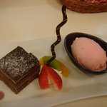 ラ・クチーナ・ディ モト - デザートのチョコケーキ＋ストロベリーアイス