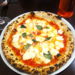 薄めのナポリ風ピザ。みみはふわっ・かりっ♪の絶品ピザです。女性でもペロり一枚食べれちゃいます。^^