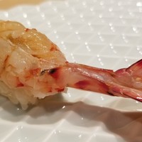 鮨 木島 - (18)車海老(熊本県天草産)
                    産卵期は初夏～初秋、旬は初夏～初秋
                    少しレア感を残した仕上がりで、柔らかな旨みと甘みが拡がります。
                    蒸した甘さの強さも良いですが半分レアな仕上げも良いですね。