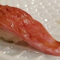鮨 木島 - (21)本鮪大トロ(京都府伊根産・150kg)
                    日本近海の本鮪の産卵期は春～夏、旬は初秋～冬
                    仲買は「やま幸」さんだそう
                    今の時期としては脂のりも甘みもかなり良いと思います