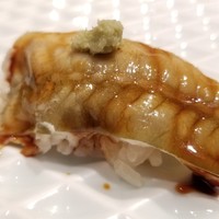 鮨 木島 - (30)煮穴子(長崎県対馬産)
                      産卵期は初夏～初秋、旬は夏～秋。
                      ふわふわと柔らかい煮穴子、程好い甘みのツメも合っていて軽やかな後味です。