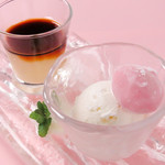 부드러운 푸딩과 딸기 크림 찹쌀떡 아와지시마 우유 아이스를 곁들여