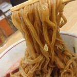 らーめん香澄 - ｢特製カレーまぜそば｣の麺のアップ(混ぜた後)