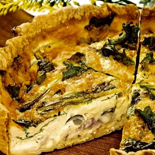 Enjoy seasonal vegetables! We recommend the fluffy quiche.