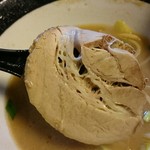 ラーメン スミス - スープに浸したチャーシュー！