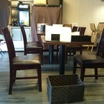 ラーメン スミス - 中央のテーブル席