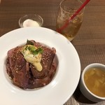 カフェ&バル CAVAL - ◆ローストビーフ丼（980円：税込）にジンジャーエール（120円：税込）を追加しました。 ローストビーフ丼にはスープ付。