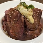 カフェ&バル CAVAL - ◆ローストビーフには別皿で「温泉卵」添え。 肉質は普通ですがタップリ盛られ、たれを混ぜていただきます。