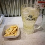 ハムカツ神社 すすきの本店 - ハイボールとお通し(マカロニサラダ)