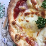 パンと喫茶 tino - 料理写真:長時間寝かせたピザ生地と自家製トマトソースのマルゲリータ